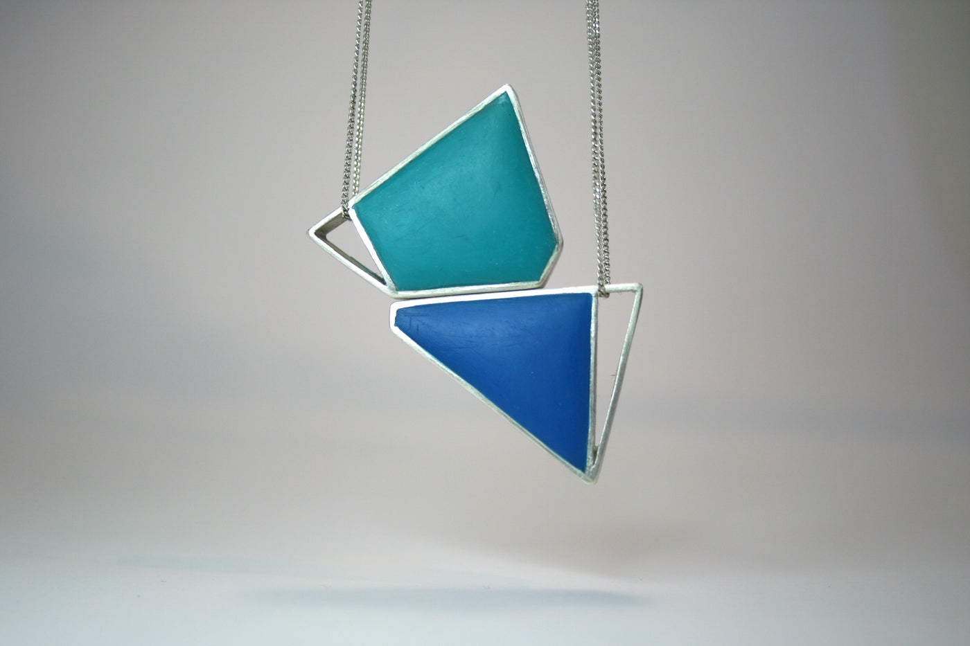 Magnetic necklace in action